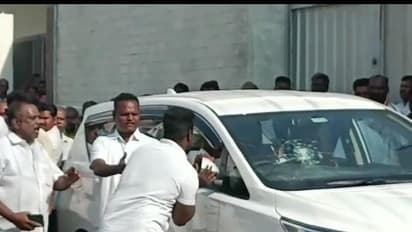 கரூரில் வருமான வரித்துறையினரின் கார்களை அடித்து உடைத்த செந்தில் பாலாஜி ஆதரவாளர்கள்.! திரும்பி சென்ற அதிகாரிகள்