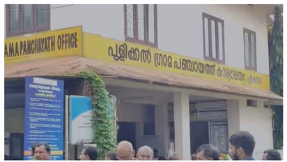 പരാതികളും രേഖകളും കഴുത്തിൽ സഞ്ചിയിലാക്കി തൂക്കി പഞ്ചായത്ത് ഓഫീസിൽ ജീവനൊടുക്കി മധ്യവയസ്കൻ