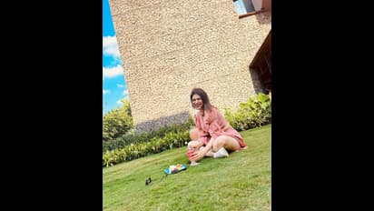 గార్డెన్ లో ముద్దుగా కూర్చొని కవ్విస్తున్న శ్రద్ధా దాస్.. పొట్టి డ్రెస్ లో ‘ఢీ’ భామ అందాల దాడి.. 