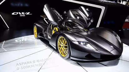 മണിക്കൂറിൽ 321 കിലോമീറ്റർ വേഗം കൈവരിച്ച് ഈ ഇലക്ട്രിക് കാർ, പോക്കറ്റിലൊതുക്കാന് ചെലവിടേണ്ടത് 25 കോടി മാത്രം