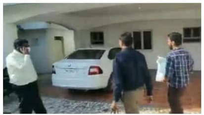 മന്ത്രിയുടെ സഹോദരന്റെ വീട്ടിൽ റെയ്ഡ് നടത്താനെത്തി ഐടി ഉദ്യോഗസ്ഥർ; അടിച്ചോടിച്ച് അനുയായികൾ