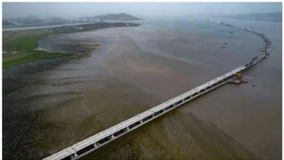 ചെലവ് 18,000 കോടി, ഇന്ത്യയിലെ ഏറ്റവും വലിയ കടല്‍പ്പാലം ഉടൻ തുറക്കും!