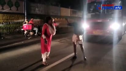 ஈரோட்டில் தலைக்கேறிய போதையில் நடு ரோட்டில் ரகளையில் ஈடுபட்ட இளம்பெண்; போக்குவரத்து பாதிப்பு