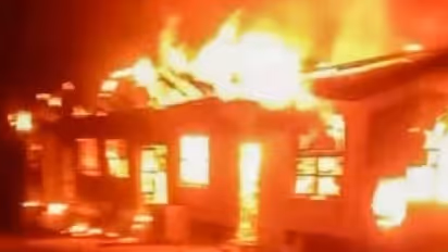 അധ്യാപിക ഫോൺ പിടിച്ചെടുത്തു, 14 -കാരി സ്കൂൾ ഡോർമിറ്ററിക്ക് തീ ഇട്ടു, 20 പേർ കൊല്ലപ്പെട്ടു