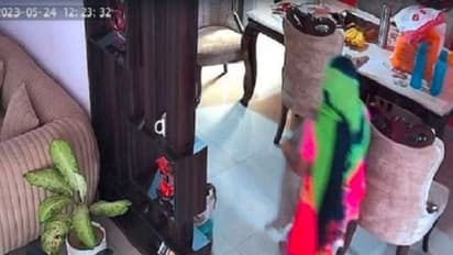 ಬಕೆಟ್ನಲ್ಲಿ ಮೂತ್ರ ವಿಸರ್ಜನೆ ಮಾಡಿ ಅದೇ ನೀರಲ್ಲೇ ನೆಲ ಒರೆಸಿದ ಮನೆ ಕೆಲಸದಾಕೆ: ಸಿಸಿ ಕ್ಯಾಮರಾದಲ್ಲಿ ಸೆರೆ..