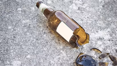 హైదరాబాద్ : కేవలం బీర్ బాటిల్స్ కోసం...  పట్టపగలే యువకుడిని పొడిచిచంపిన దుండుగులు 