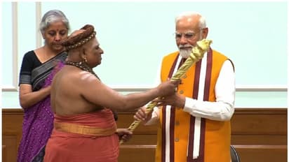 പുതിയ പാര്ലമെന്റ് മന്ദിരം ഉദ്ഘാടനം: പ്രധാനമന്ത്രിക്ക് ചെങ്കോല് കൈമാറി പൂജാരിമാരുടെ സംഘം