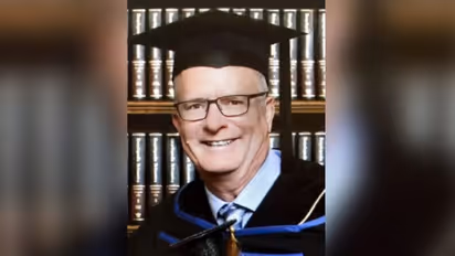 54 വര്‍ഷം കൊണ്ട് ഡിഗ്രി പൂര്‍ത്തിയാക്കിയ മനുഷ്യൻ; ലോകത്തില്‍ തന്നെ ഇത് ആദ്യം...