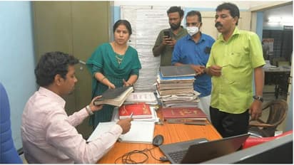 തിരുവനന്തപുരത്തെ വില്ലേജ് ഓഫീസുകളില് കളക്ടറുടെ മിന്നല് പരിശോധന; ഓഫീസുകളുടെ പ്രവർത്തനങ്ങള് ശക്തിപ്പെടുത്തും