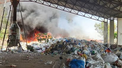 കാഞ്ഞങ്ങാട് നഗരസഭയുടെ ട്രെഞ്ചിംഗ് ഗ്രൗണ്ടിലും തീപിടിത്തം: ഫയർഫോഴ്സെത്തി, തീയണക്കാൻ ശ്രമം