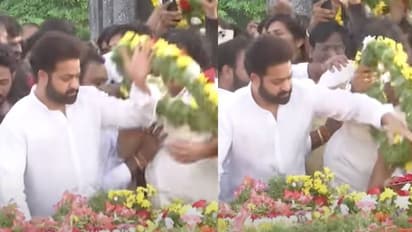 മുത്തച്ഛന് ആദരവുമായി എത്തി; ഫാന്‍സ് വളഞ്ഞു, വിഷമിച്ച് ജൂനിയര്‍ എന്‍ടിആര്‍ - വീഡിയോ