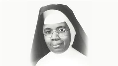 മരിച്ചത് നാല് വർഷം മുമ്പ്, ശവപ്പെട്ടി തുറന്നപ്പോൾ അഴുകിയില്ല; കന്യാസ്ത്രീയുടെ മൃതദേഹം കാണാൻ ആയിരങ്ങൾ ഒഴുകുന്നു