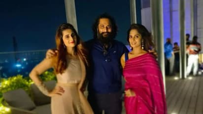 களைகட்டும் காதல்! 45 வயதாகும் அஜித் மச்சினன் ரிச்சர்ட் மேல படுத்து கொண்டு ரொமான்ஸ் செய்யும் யாஷிகா! 