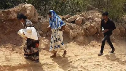 హృదయ విదారక ఘటన: 10 కిలోమీటర్లు మృతదేహాన్ని నడుచుకుంటూ మోసుకెళ్లిన కుటుంబ సభ్యులు