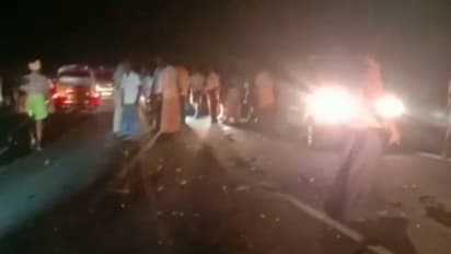 ஹாலிவுட் பட பாணியில் நேருக்கு நேர் மோதிய இருசக்கர வாகனங்கள்.. தூக்கி வீசப்பட்ட 4 பேர் ரத்த வெள்ளத்தில் பலி..!