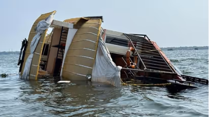 ആലപ്പുഴയിൽ മൂന്ന് യാത്രക്കാരുമായി പോയ ഹൗസ് ബോട്ട് കായലിൽ മുങ്ങി