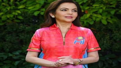 వజ్రాలతో పొదిగిన డయల్; నీతా అంబానీ చేతికి ధరించిన వాచ్ వైరల్..  ధర ఎంతో తెలుసా.. 