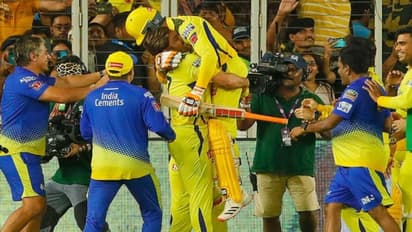 சிஎஸ்கேவுக்கு சாம்பியன் பட்டத்தை பெற்றுக் கொடுத்த ஜடேஜாவை அலேக்காக தூக்கிய தோனி!