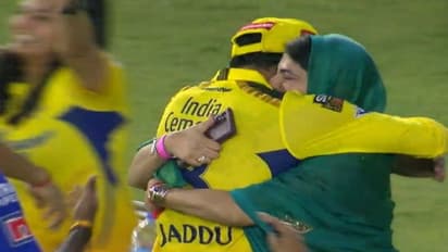 வெற்றிக்குப் பிறகு மனைவியை கட்டியணைத்த ஜடேஜா!