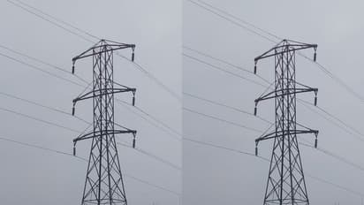 ఎలక్ట్రిక్ పోల్ నిలబెడుతుండగా కరెంట్ షాక్.. ఎనిమిది మంది కూలీలు మృతి