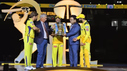 ചെന്നൈക്കായി കിരീടം ഏറ്റുവാങ്ങിയത് അംബാട്ടി റായുഡുവും ജഡേജയും ചേര്‍ന്ന്, ഇതാണ് യഥാര്‍ത്ഥ നായകനെന്ന് ആരാധകര്‍