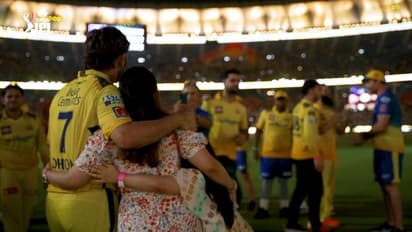 ஐபிஎல் 2023 ஃபைனல்: மனைவி, மகள், டிராபியுடன் போஸ் கொடுத்த சிஎஸ்கே வீரர்கள்!