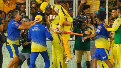 'ആര് പറഞ്ഞു ധോണിയും ജഡേജയും ഉടക്കാണെന്ന്', വിജയനിമിഷത്തില്‍ ജഡേജയെ എടുത്തുയര്‍ത്തി ധോണി-വീഡിയോ