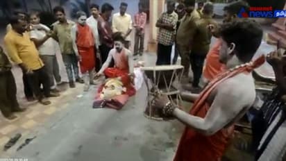 Watch : நடுரோட்டில் பிணத்தின் மீது உட்கார்ந்து பூஜை செய்த அகோரி; மக்கள் அதிர்ச்சி!!
