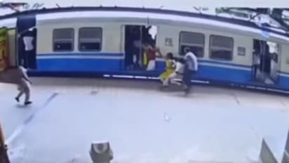 హైదరాబాద్లో కదులుతున్న రైలు కింద పడబోయిన యువతి.. కాపాడిన మహిళా కానిస్టేబుల్ (వీడియో)