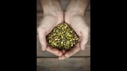 గుమ్మడి గింజలే కదా అని తీసిపారేయకండి.. ఇవెన్ని సమస్యలను తగ్గిస్తాయో తెలుసా? 