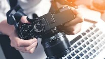 തൃശ്ശൂരിലെ സ്റ്റുഡിയോയില് കയറി യുവാവ് കാമറ പൊട്ടിച്ചു, ഉടമയെ ആക്രമിച്ചു: കാരണം അതിവിചിത്രം !