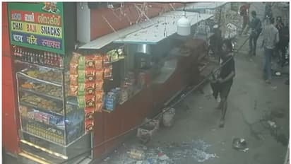 ഇരുമ്പ് വടിയുമായെത്തി, കുപ്പിയില് മണ്ണെണ്ണ കത്തിച്ചെറിഞ്ഞു; മദ്യപിച്ചെത്തി ആലുവയിൽ കട തകര്ത്ത് യുവാവ്