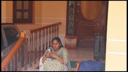 சேலத்தில் பிரபல ஜவுளிக்கடை உரிமையாளர் வீட்டில் வரதட்சணை கொடுமை; இளம்பெண் தர்ணா