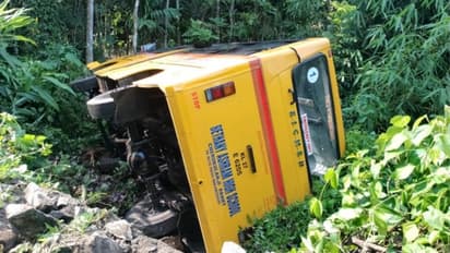 പത്തനംതിട്ടയിൽ കുട്ടികളുമായി പോയ സ്കൂൾ ബസ് നിയന്ത്രണം വിട്ട് മറിഞ്ഞ് അപകടം