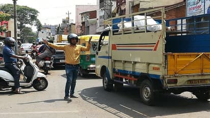 ಬೆಳಗಾವಿ: ಬೈಕ್ ಸವಾರನಿಂದ ಟ್ರಾಫಿಕ್ ನಿರ್ವಹಣೆ, ಸಾರ್ವಜನಿಕರಿಂದ ಮೆಚ್ಚುಗೆ