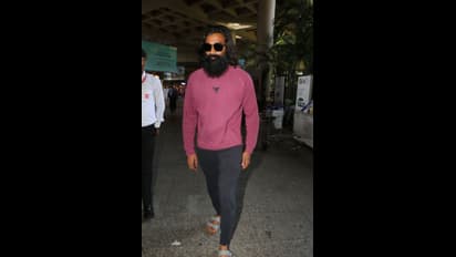 பாபா ராம்தேவ் மாதிரி இருப்பதாக கிண்டலடித்த நெட்டிசன்கள்.. சட்டென முடியை வெட்டி புது ஹேர்ஸ்டைலுக்கு மாறிய தனுஷ்