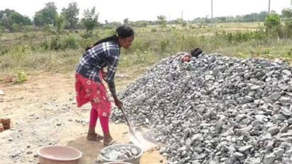 ഒഡീഷയില്‍ പ്ലസ് ടു പരീക്ഷയിൽ ജില്ലാ ടോപ്പറായ പെൺകുട്ടി, തുടർപഠനത്തിന് പണം കണ്ടെത്താൻ കൂലിപ്പണിക്ക്