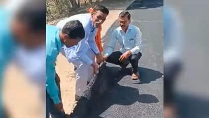 പായ ചുരുട്ടും പോലെ പുതുതായി പണി കഴിഞ്ഞ റോഡ് ചുരുട്ടുന്നു; വിചിത്രമായ രംഗങ്ങളുമായി വീഡിയോ