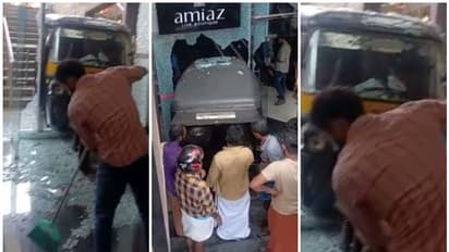 നിർത്തിയിട്ടിരുന്ന ഓട്ടോറിക്ഷ ചവിട്ടുപടികളിറങ്ങി കടയിലേക്ക് ഇടിച്ച് കയറി; ചില്ലുകൾ തകർത്ത് ഓട്ടോ അകത്ത്!