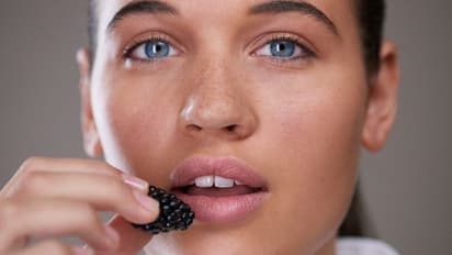 മുഖത്ത് പ്രായക്കൂടുതല്‍ തോന്നിക്കുന്നുണ്ടോ? പതിവായി കഴിക്കാം ഈ പത്ത് പഴങ്ങള്‍... 