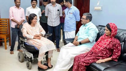 'പൊരുതിനേടുക എന്നൊക്കെ പറഞ്ഞാൽ ഇതാണ്, സൂര്യതേജസുള്ള നേട്ടം'; ഷഹാനയെ വീട്ടിലെത്തി കണ്ട് മന്ത്രി