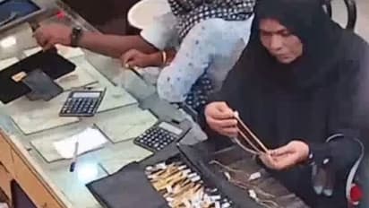 സെയിൽസ്മാന്‍റെ കണ്ണൊന്നുതെറ്റി, ഒന്നരപ്പവന്‍റെ 2 മാല മോഷ്ടിച്ച് യുവതി മുങ്ങി, എല്ലാം ക്യാമറയിൽ... 