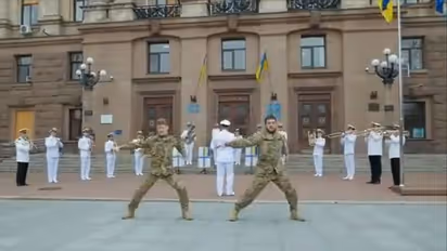 நாட்டு நாட்டு பாடலுக்கு நாக்குத்தள்ள ஆட்டம் போட்ட உக்ரைன் நாட்டு ராணுவத்தினர் - வைரலாகும் வீடியோ