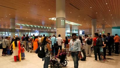 ಎಕ್ಸ್ಟಾ ಲಗೇಜ್ಗೆ ಶುಲ್ಕ ಕಟ್ಟುವಂತೆ ಕೇಳಿದ್ದಕ್ಕೆ ಬಾಂಬ್ ಬಾಂಬ್ ಎಂದು ಕೂಗಿದ ಮಹಿಳೆ