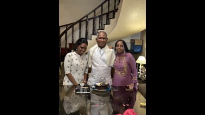 Ilayaraja Birthday: குடும்பத்தோடு இளையராஜா கேக் வெட்டி கொண்டாடிய 80-வது பிறந்தநாள்! வைரலாகும் போட்டோஸ்!
