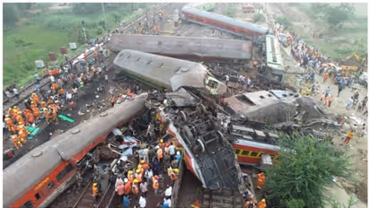 10 വർഷത്തിനിടയിലെ ഏറ്റവും വലിയ ട്രെയിൻ ദുരന്തം, സിഗ്നൽ സംവിധാനം പാളിയത് വീഴ്ച, മരണം ഉയരുന്നു