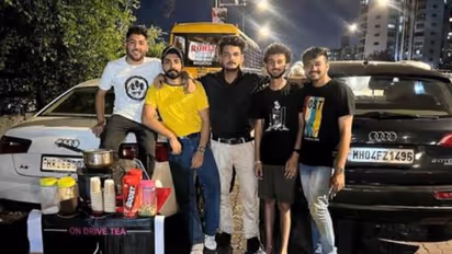 70 లక్షల కారులో వీరు ఎం అమ్ముతున్నారో తెలుసా.. సోషల్ మీడియాలో వైరల్..