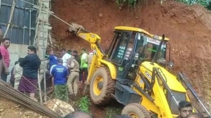 കുഴിയെടുക്കുന്നതിനിടെ മണ്ണിടിഞ്ഞ് വീണു; കൈകൾ കൊണ്ട് മാന്തി പുറത്തെടുപ്പോഴേക്കും തൊഴിലാളി മരിച്ചു