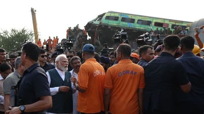 Odisha Train Accident: ప్రమాద స్థలాన్ని పరిశీలించిన ప్రధాని మోదీ.. ఘటన స్థలంలో సహాయక చర్యలపై సమీక్ష..