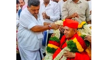 ಸಿರಿಗೆರೆ ತರಳಬಾಳು ಮಠಕ್ಕೆ ಎಸ್.ಎಸ್.ಮಲ್ಲಿಕಾರ್ಜುನ ಭೇಟಿ: ಶ್ರೀಗಳ ಆಶೀರ್ವಾದ ಪಡೆದ ಸಚಿವ